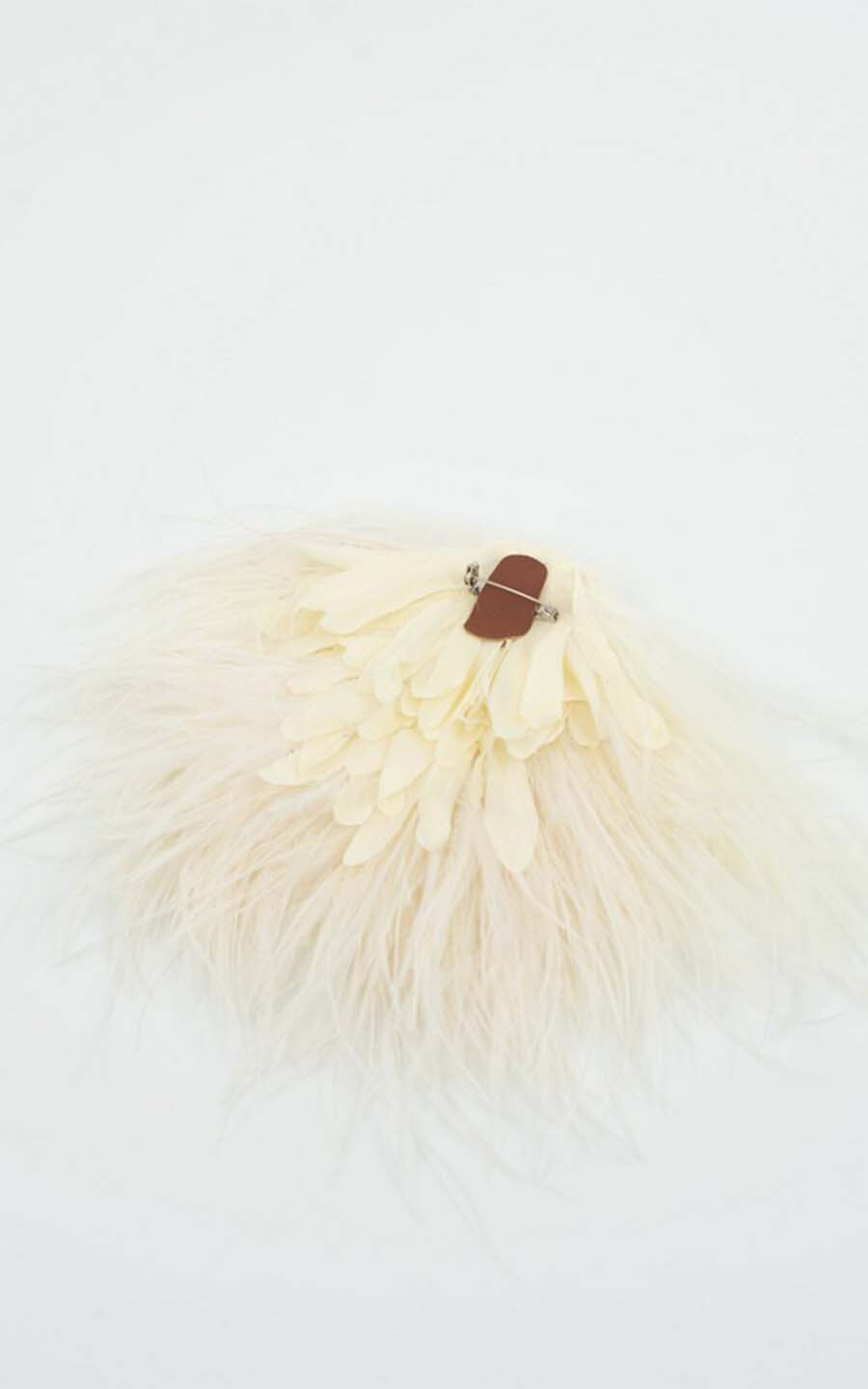 Ecru Broche image