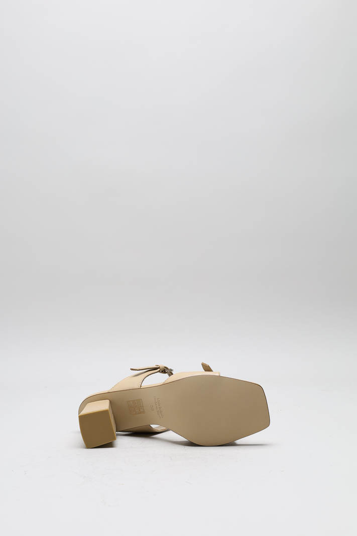 zoom in on Beige Muiltje image Beige Muiltje image