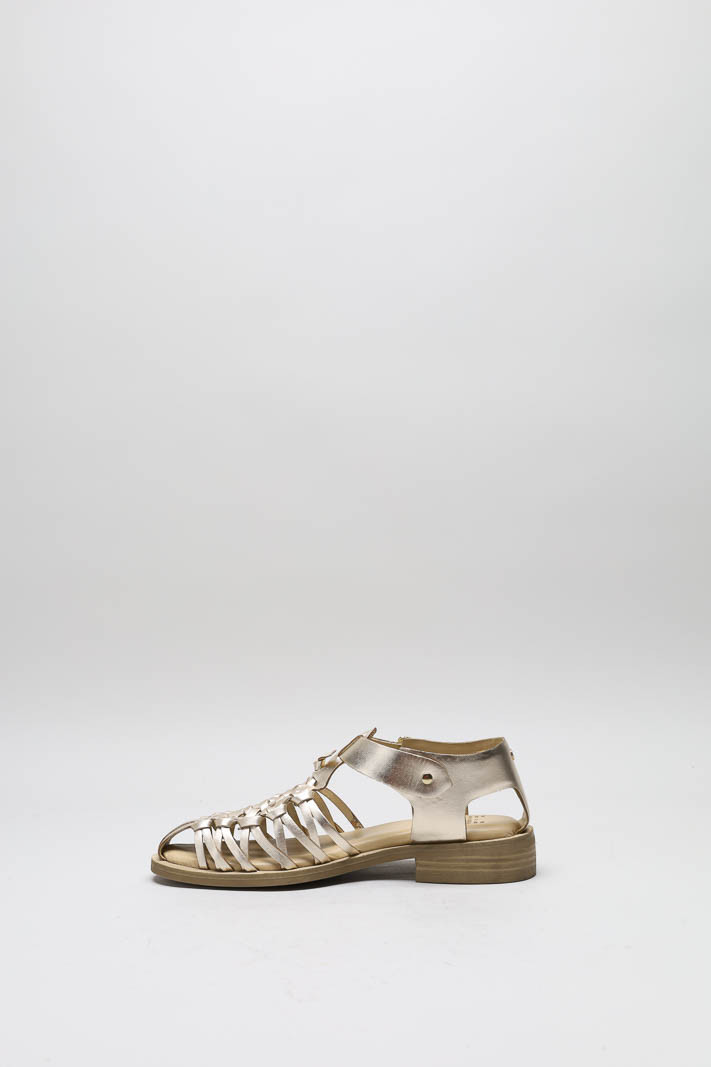 zoom in on Goud Gespschoen image Goud Gespschoen image