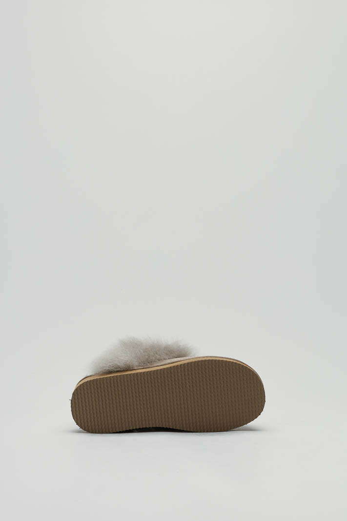 zoom in on Taupe Pantoffel image Taupe Pantoffel image