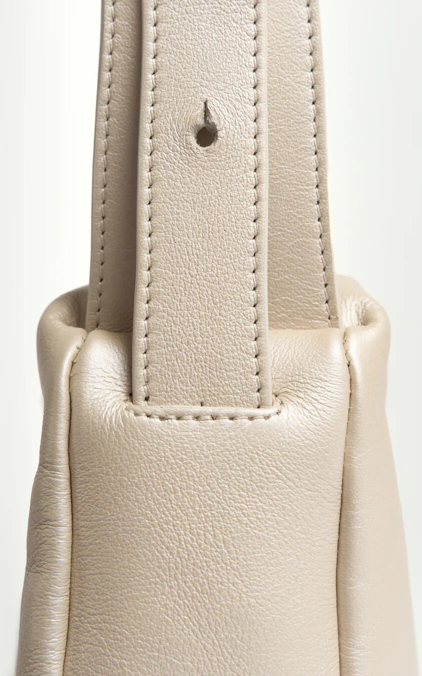 Lichtbeige Cross body image
