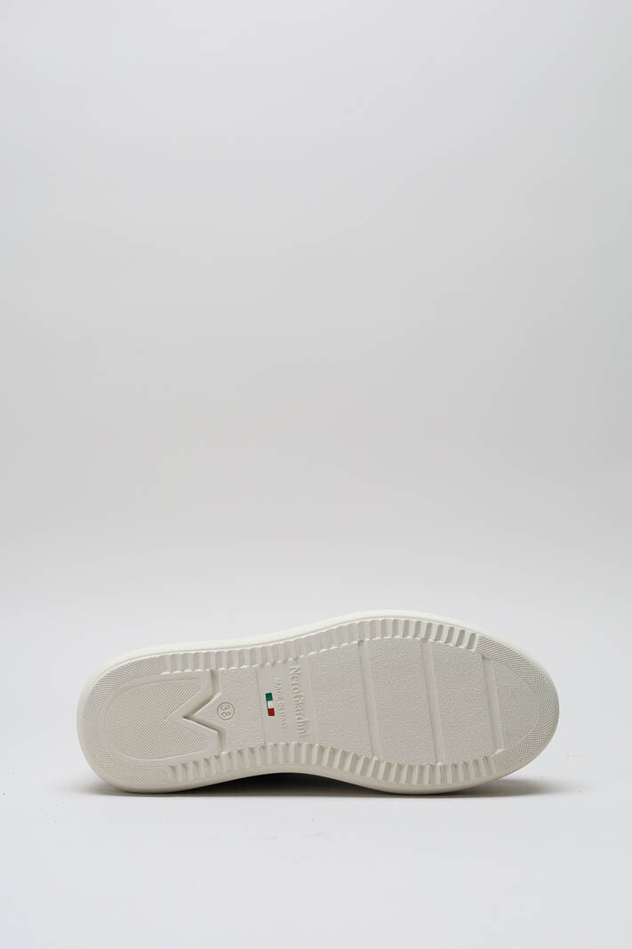 zoom in on Zwart Sneaker image Zwart Sneaker image
