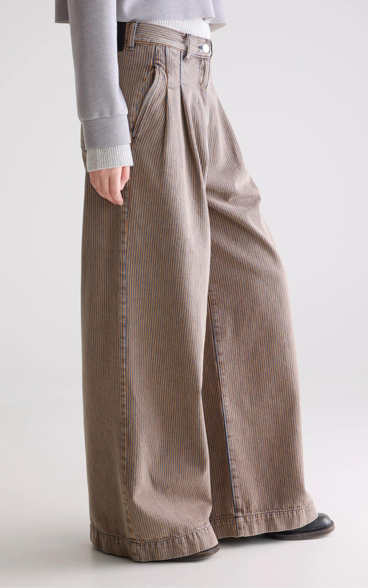 zoom in on Bruin Broek image Bruin Broek image