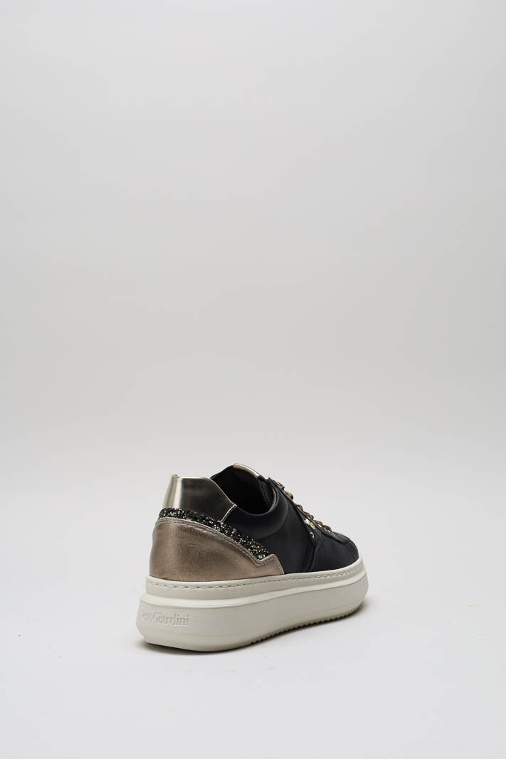 zoom in on Zwart Sneaker image Zwart Sneaker image