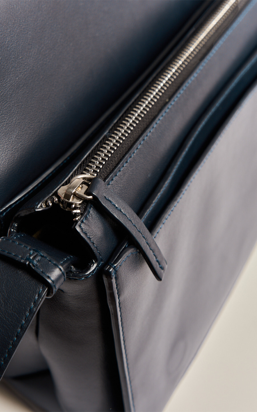 Donkerblauw Cross body image