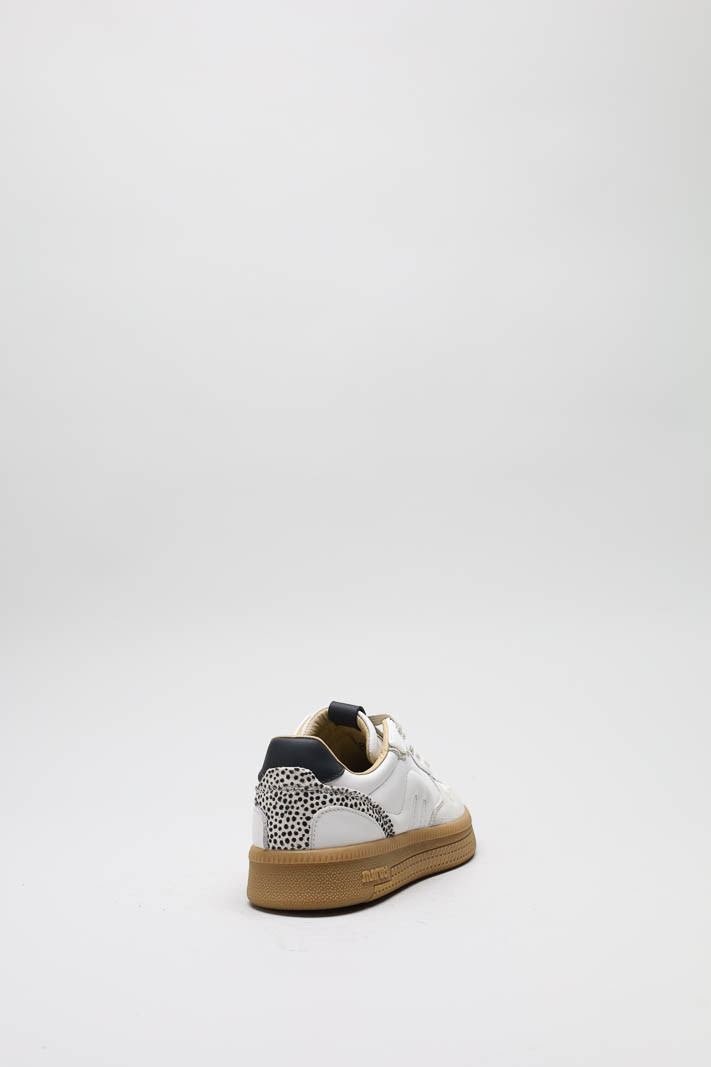 zoom in on Wit Sneaker image Wit Sneaker image