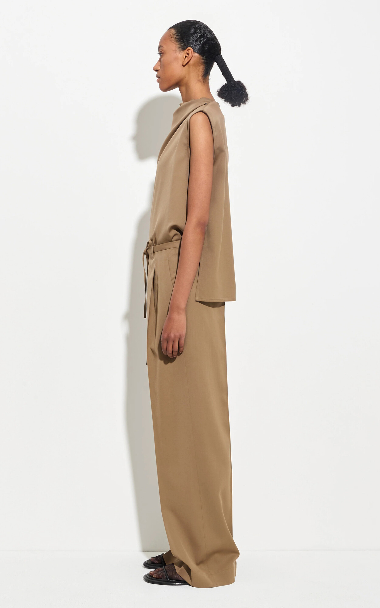 Donkerbeige Broek image