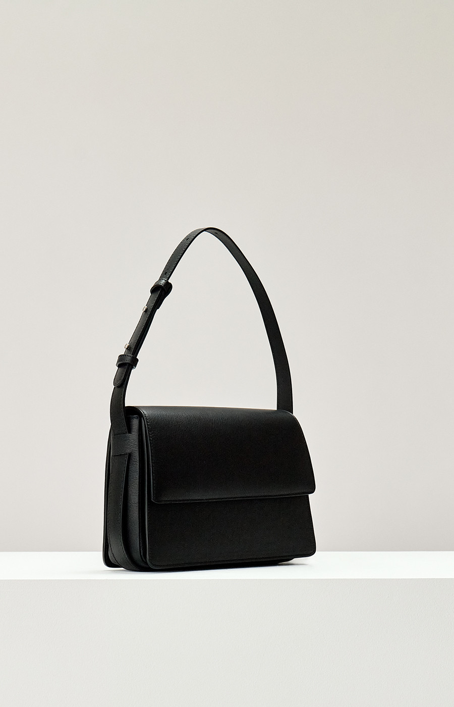 zoom in on Zwart Cross body image Zwart Cross body image