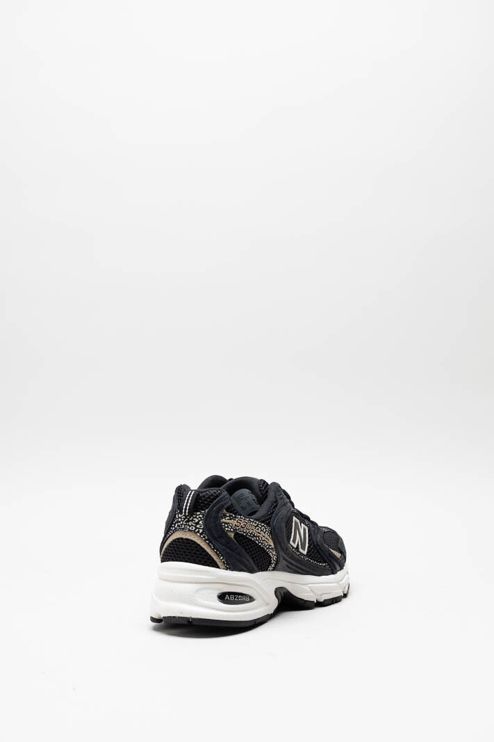 zoom in on Zwart Sneaker image Zwart Sneaker image