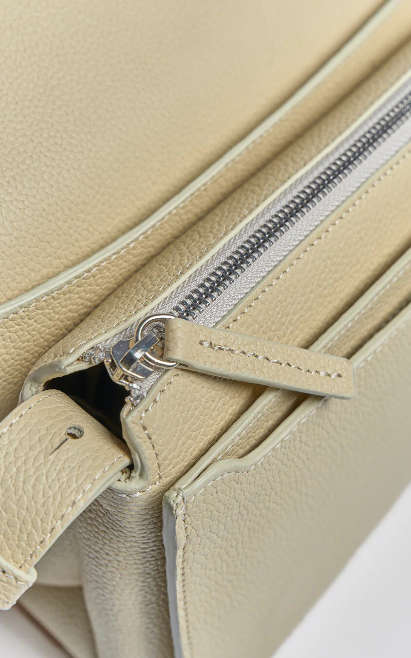 Geel Cross body image