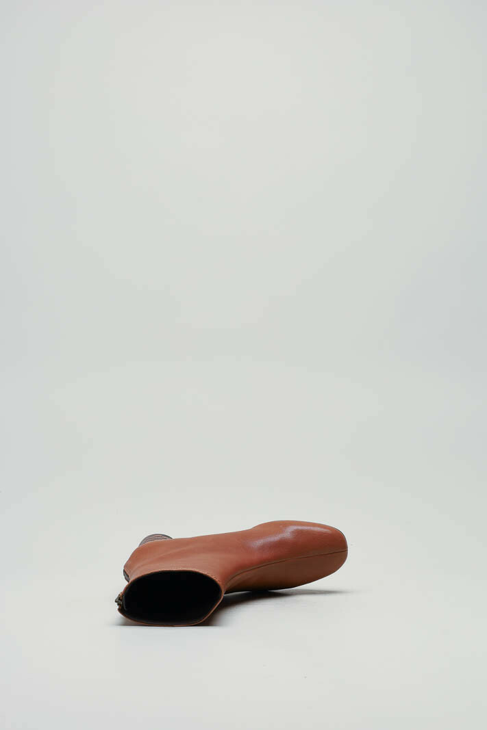 zoom in on Cognac Enkellaars hak image Cognac Enkellaars hak image