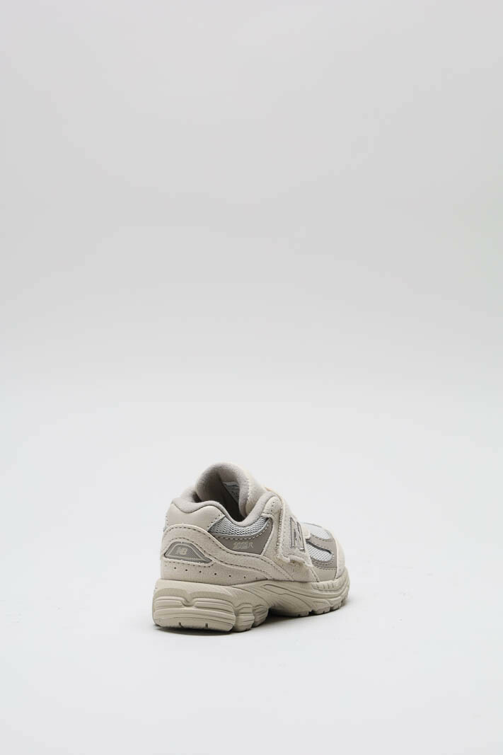 zoom in on Ecru Velcro schoen image Ecru Velcro schoen image