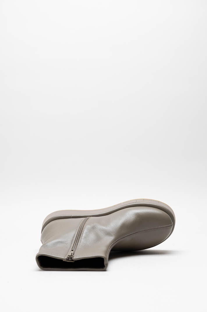 zoom in on Taupe Enkellaars plat image Taupe Enkellaars plat image