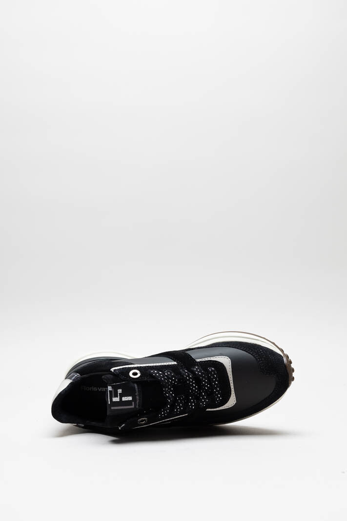zoom in on Zwart Sneaker image Zwart Sneaker image