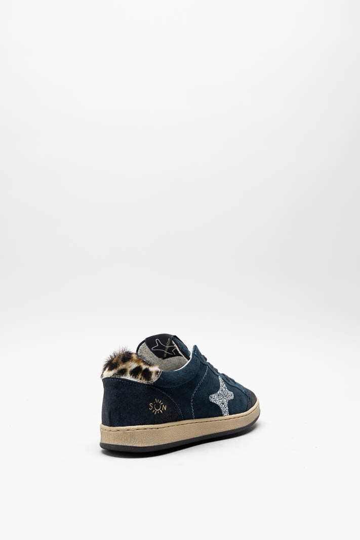 zoom in on Donkerblauw Sneaker image Donkerblauw Sneaker image