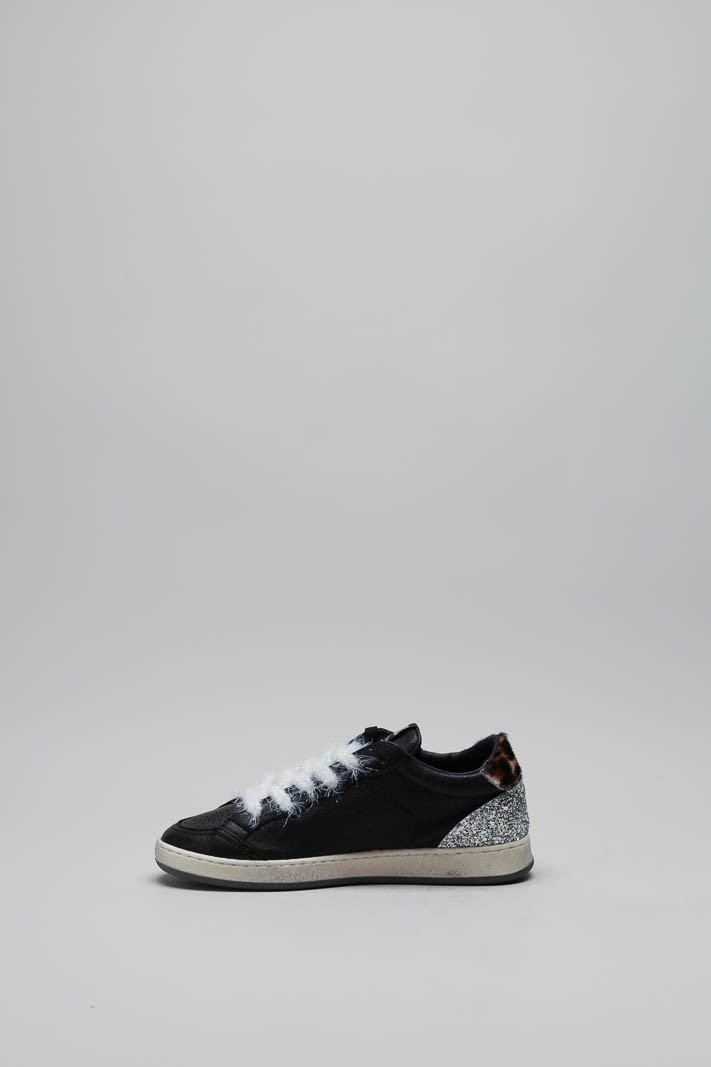 zoom in on Zwart Sneaker image Zwart Sneaker image