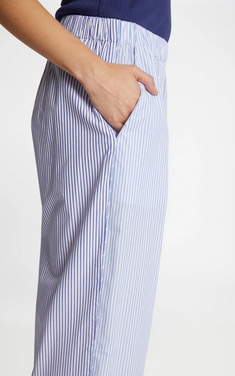 zoom in on Blauw Broek image Blauw Broek image