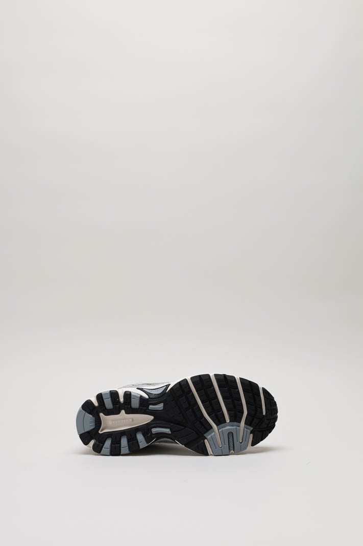zoom in on Zilver Sneaker image Zilver Sneaker image