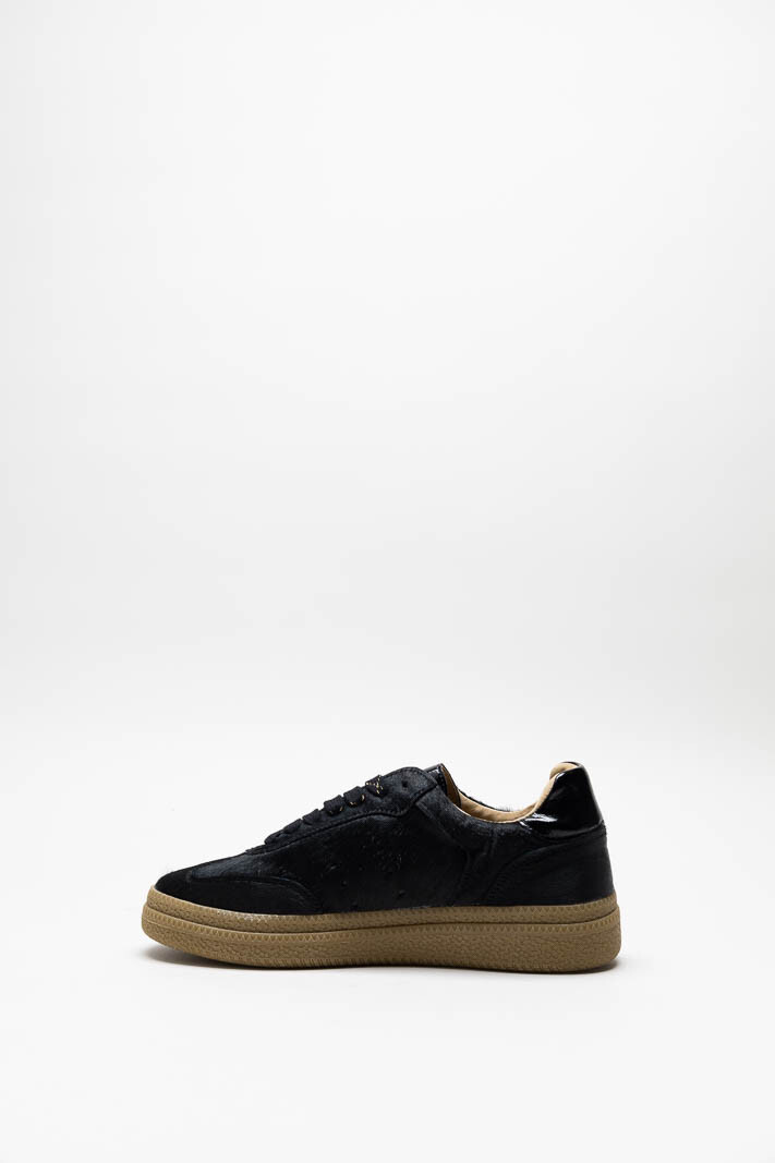 zoom in on Zwart Sneaker image Zwart Sneaker image