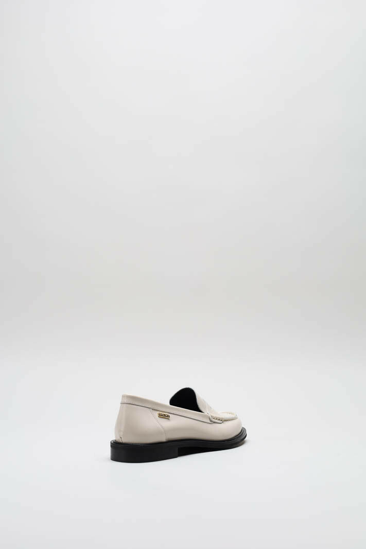 zoom in on Lichtbeige Mocassin image Lichtbeige Mocassin image