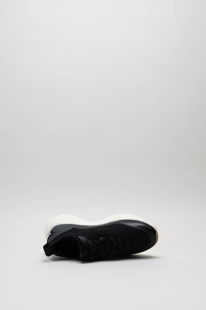 zoom in on Zwart Sneaker image Zwart Sneaker image