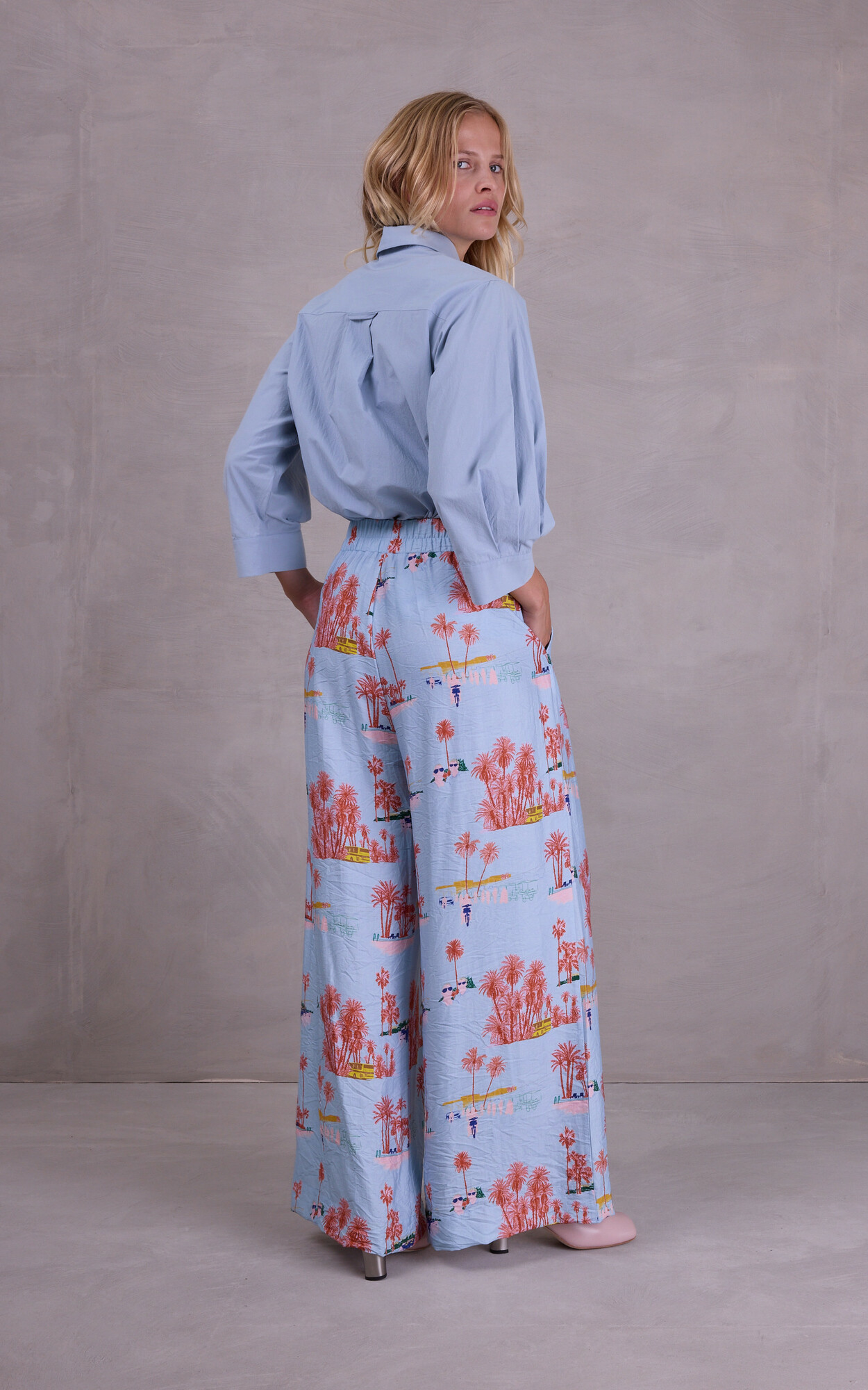 zoom in on Blauw Broek image Blauw Broek image