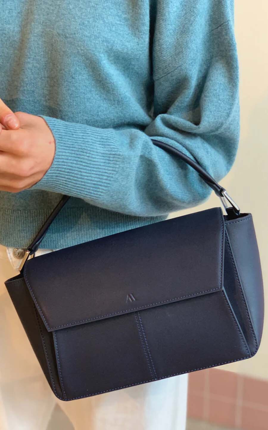 zoom in on Blauw Cross body image Blauw Cross body image