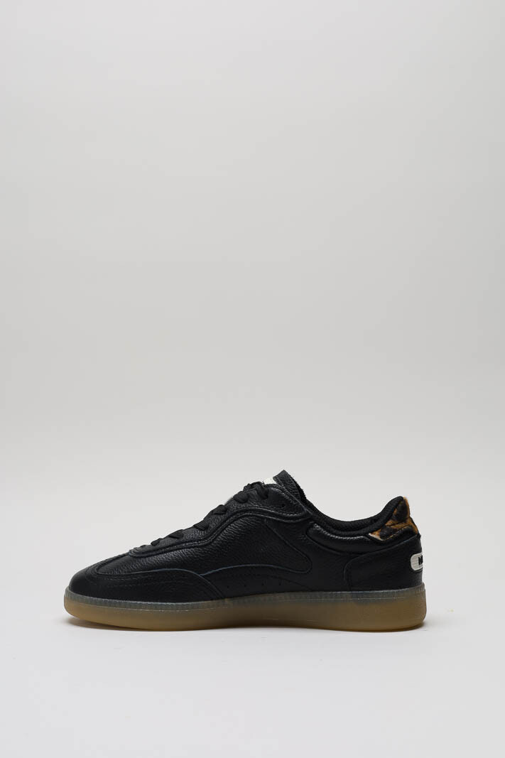 zoom in on Zwart Sneaker image Zwart Sneaker image