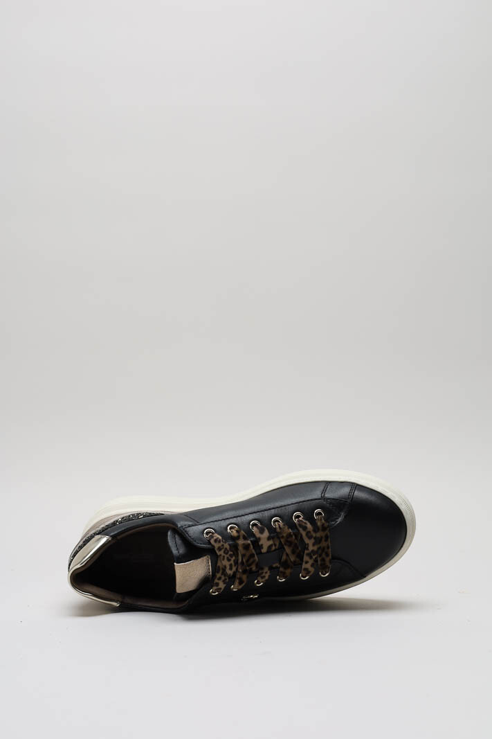 zoom in on Zwart Sneaker image Zwart Sneaker image
