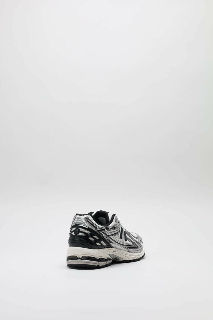 zoom in on Zilver Sneaker image Zilver Sneaker image