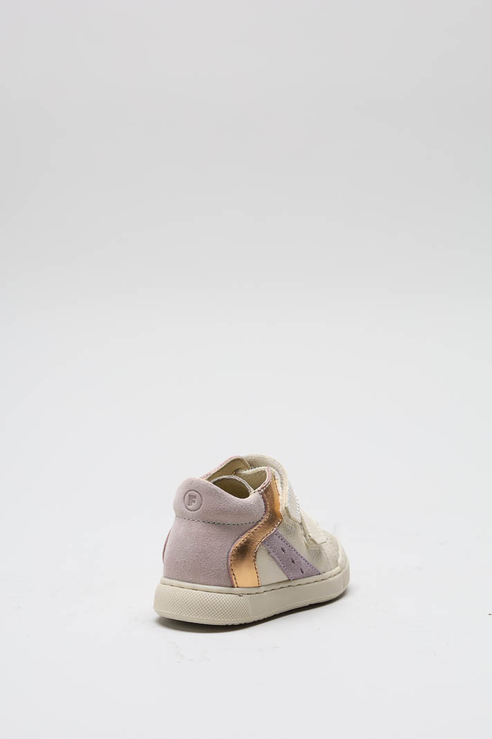 zoom in on Lichtbeige Velcro schoen image Lichtbeige Velcro schoen image
