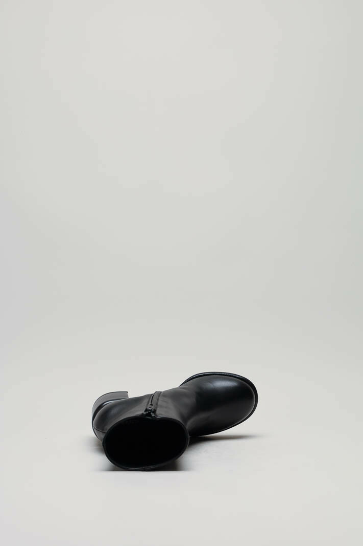 zoom in on Zwart Enkellaars hak image Zwart Enkellaars hak image