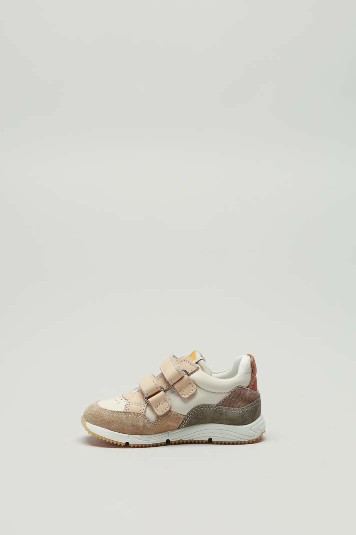 zoom in on Beige Velcro schoen image Beige Velcro schoen image
