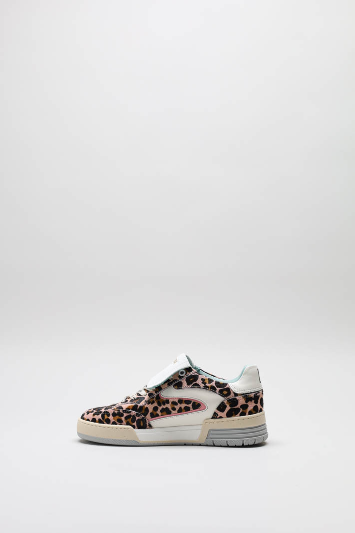 zoom in on Roze Sneaker image Roze Sneaker image