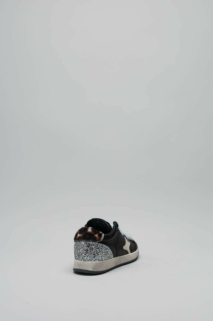 zoom in on Zwart Sneaker image Zwart Sneaker image