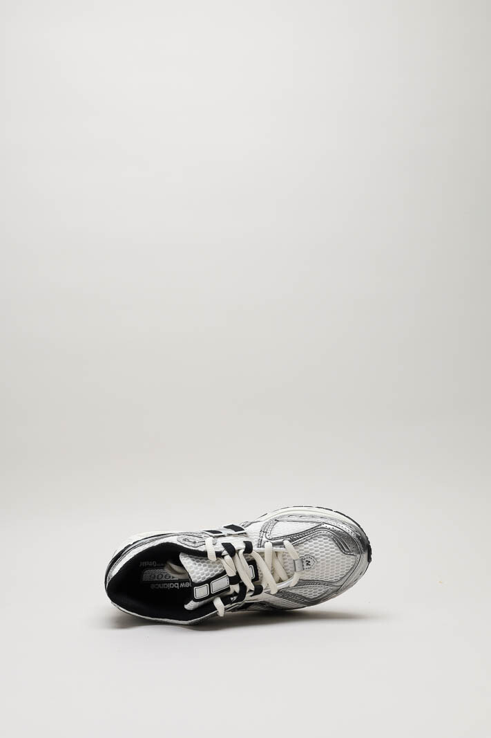zoom in on Zilver Sneaker image Zilver Sneaker image
