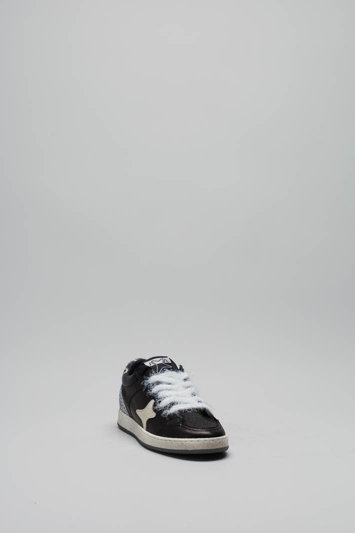 zoom in on Zwart Sneaker image Zwart Sneaker image