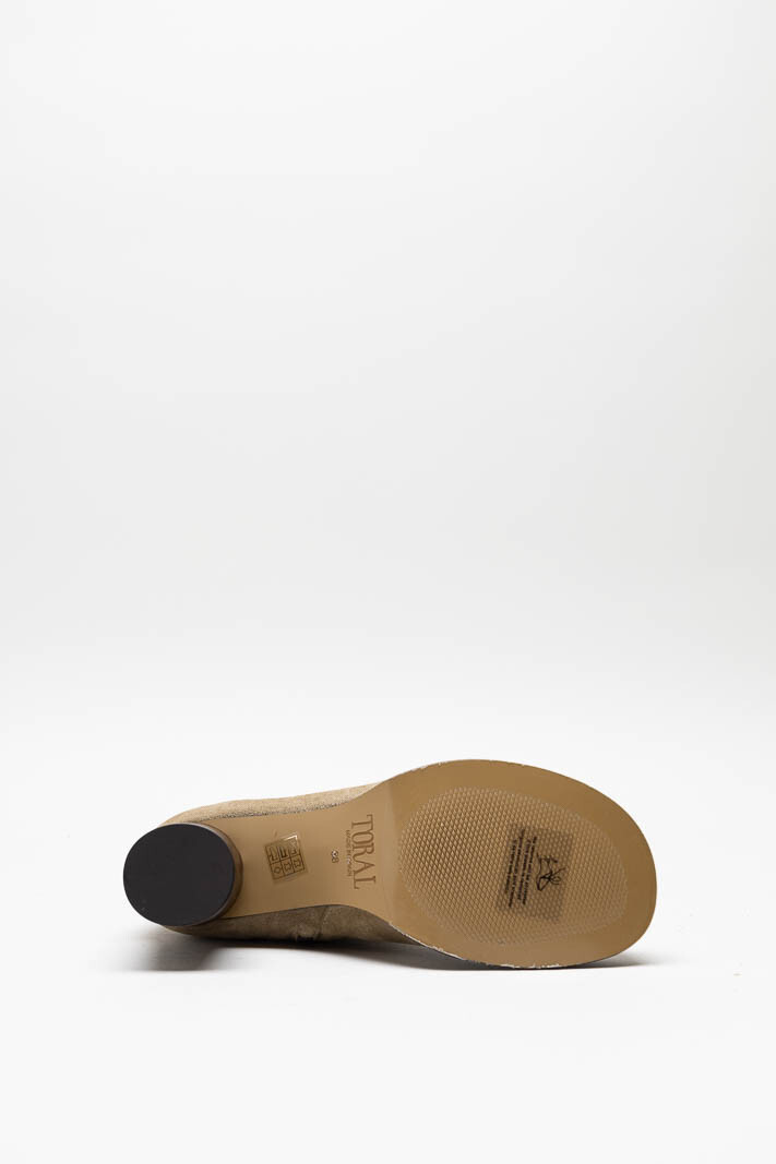 zoom in on Beige Enkellaars hak image Beige Enkellaars hak image