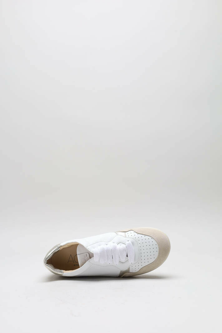 zoom in on Wit Sneaker image Wit Sneaker image