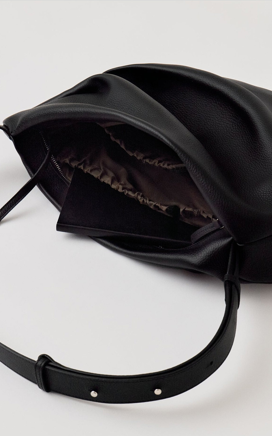 zoom in on Zwart Cross body image Zwart Cross body image