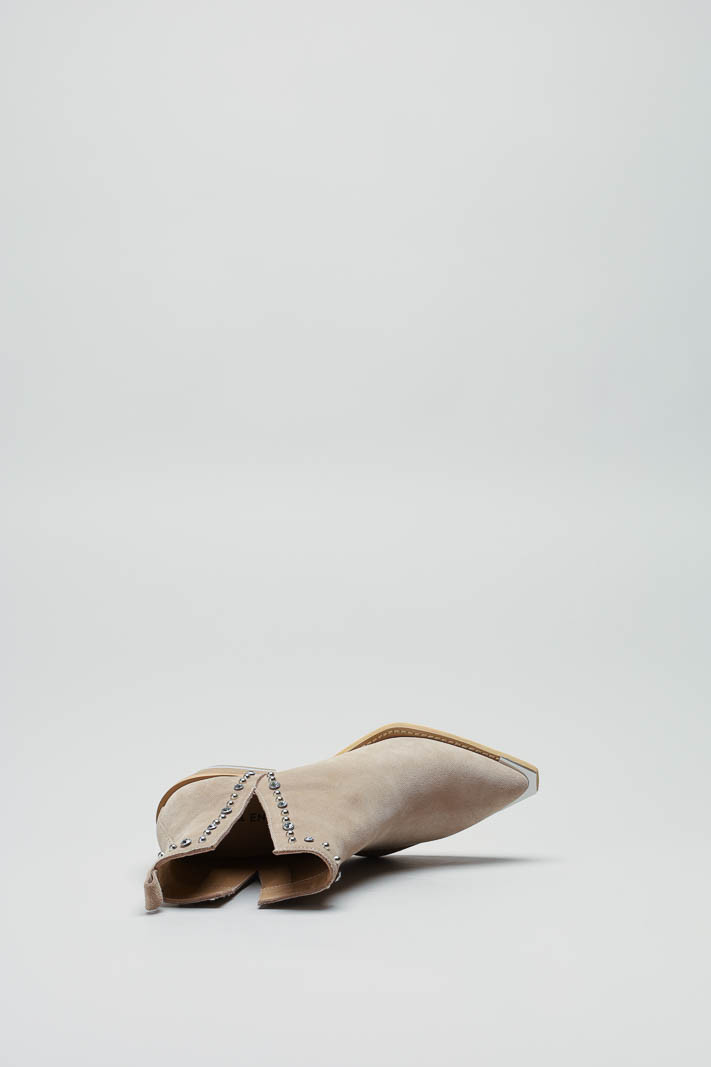 zoom in on Beige Enkellaars hak image Beige Enkellaars hak image