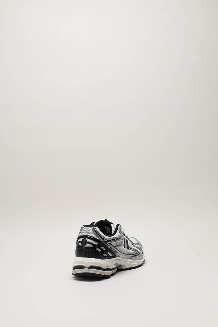 zoom in on Zilver Sneaker image Zilver Sneaker image