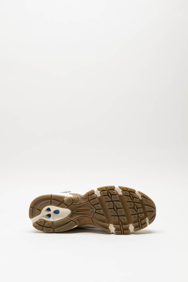 zoom in on Oudroze Sneaker image Oudroze Sneaker image