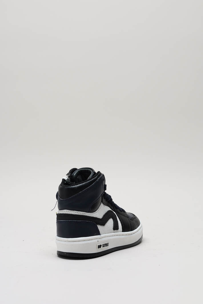 zoom in on Zwart Sneaker image Zwart Sneaker image