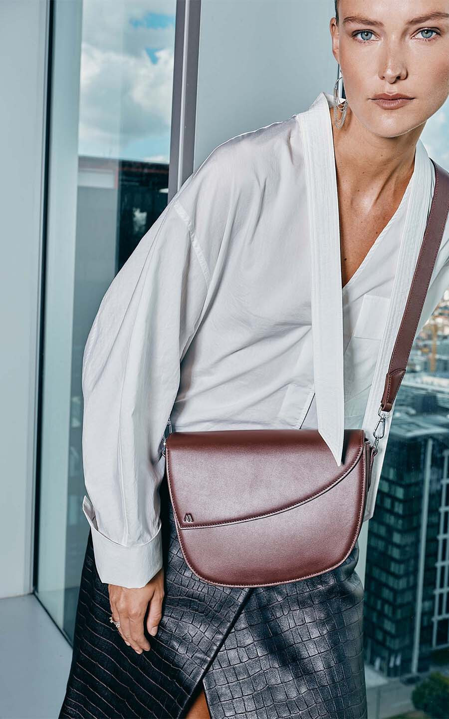 Bruin Cross body image