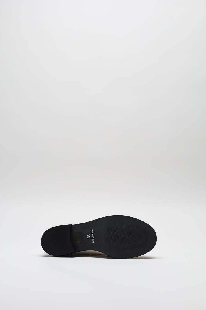 zoom in on Lichtbeige Mocassin image Lichtbeige Mocassin image