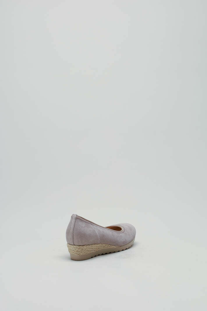 zoom in on Taupe Pump sleehak image Taupe Pump sleehak image
