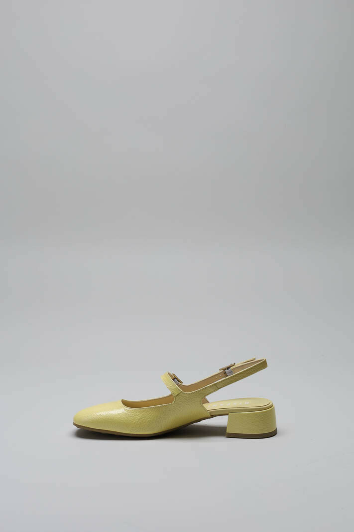 zoom in on Geel Ballerina image Geel Ballerina image
