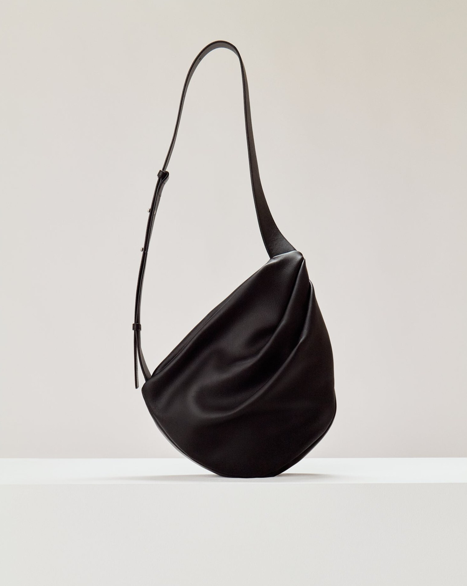 zoom in on Zwart Cross body image Zwart Cross body image