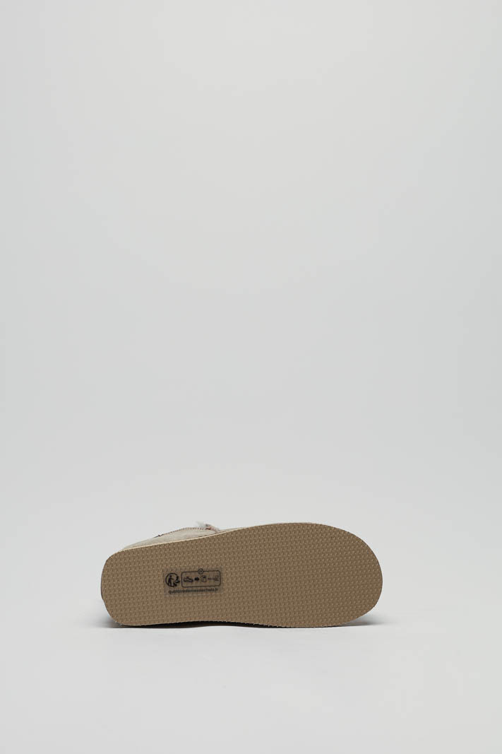 zoom in on Taupe Pantoffel image Taupe Pantoffel image